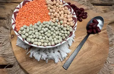 Verschiedene Hülsenfrüchte in einer Schüssel angerichtet. Uebersicht_Huelsenfruechte